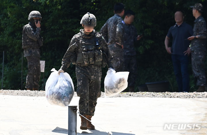 [평택=뉴시스] 김종택 기자 = 북한이 살포한 대남전단 풍선 잔해들이 발견된 29일 경기도 평택시 한 야산에서 군관계자들이 분주하게 움직이고 있다.   합참은 어제 북한이 살포한 대남전단 풍선 잔해들이 접경지역인 경기도와 강원도등 전국에서 150개 넘게 발견됐다고 밝혔다. 2024.05.29. jtk@newsis.com