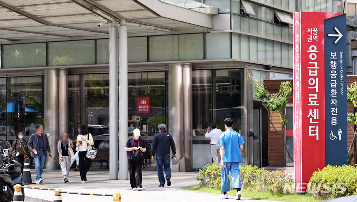 [서울=뉴시스] 김금보 기자 = 의대 증원에 반대하는 전공의들이 의료 현장을 이탈한 지 100일째인 29일 서울 시내 한 상급종합병원에서 의료진이 이동하고 있다. 2024.05.29. kgb@newsis.com