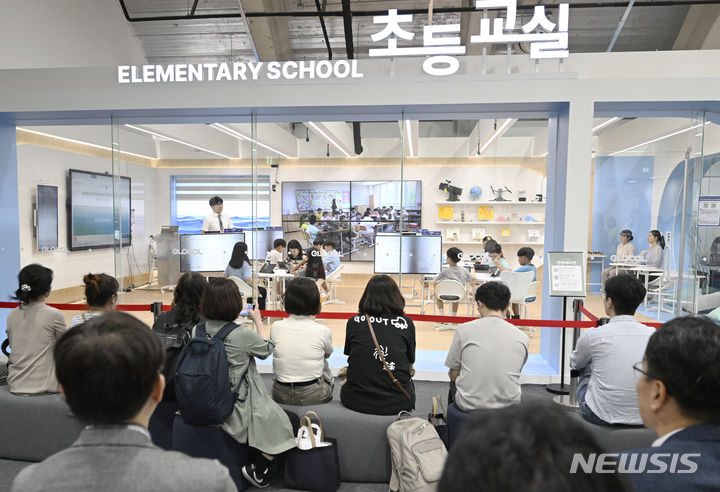 [여수=뉴시스] 박기웅 기자 = 29일 열린 '대한민국 글로컬 미래교육박람회' 미래 초등교실에서 수업이 이뤄지고 있다. 이번 박람회는 여수세계박람회장에서 '공생의 교육, 지속가능한 미래'를 주제로 이날부터 오는 6월2일까지 5일간 열린다. 2024.05.29. pboxer@newsis.com