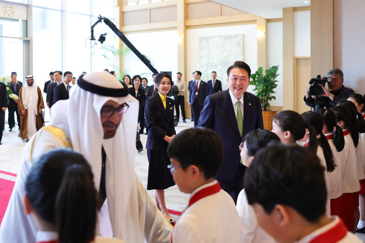 [서울=뉴시스] 윤석열 대통령과 무함마드 빈 자예드 알 나흐얀 아랍에미리트연합국(UAE) 대통령이 29일 서울 용산 대통령실 청사에서 열린 국빈 방한 공식 환영식에서 서울시소년소녀합창단이 부르는 UAE 곡을 감상하고 있다. (사진=대통령실 제공) 2024.05.29. photo@newsis.com *재판매 및 DB 금지