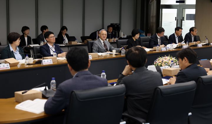 [서울=뉴시스] 유인촌 문화체육관광부 장관이 29일 서울 서초구 국립중앙도서관 디지털도서관 세미나실에서 열린 제8기 국가도서관위원회 제1차 전체회의에서 인사말을 하고 있다. (사진=문화체육관광부 제공) 2024.05.29. photo@newsis.com *재판매 및 DB 금지