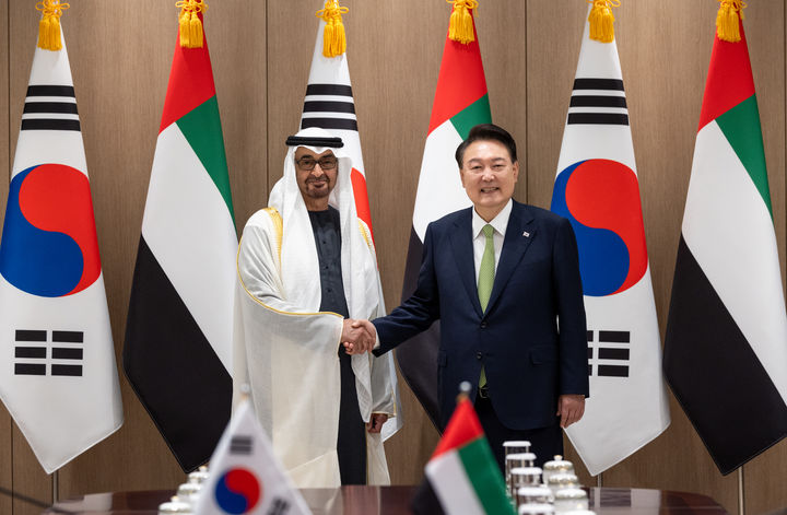 [서울=뉴시스] 윤석열 대통령과 모하메드 빈 자이드 알 나하얀 아랍에미리트연합국(UAE) 대통령이 29일 서울 용산 대통령실 청사에서 열린 한-UAE 정상회담에 앞서 악수하고 있다. (사진=대통령실 제공) 2024.05.29. photo@newsis.com *재판매 및 DB 금지