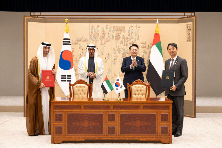 [서울=뉴시스] 윤석열 대통령과 모하메드 빈 자예드 알 나흐얀 아랍에미리트연합국(UAE) 대통령이 29일 서울 용산 대통령실 청사에서 안덕근 산업통상자원부 장관과 UAE 타니 아흐메드 알 제유디 통상특임장관의 포괄적경제동반자협정 서명식에 배석, 함께 기념촬영 하고 있다. (사진=대통령실 제공) 2024.05.29. photo@newsis.com *재판매 및 DB 금지