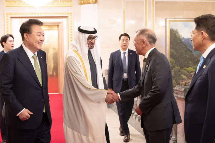 [서울=뉴시스] 모하메드 빈 자이드 알 나하얀 아랍에미리트연합국(UAE) 대통령이 29일 청와대 영빈관에서 열린 국빈오찬에 앞서 정의선 현대자동차그룹 회장과 인사하고 있다. (사진=대통령실 제공) 2024.05.29. photo@newsis.com *재판매 및 DB 금지
