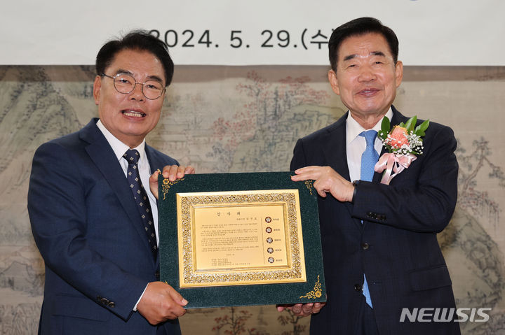 [서울=뉴시스] 권창회 기자 = 김진표 국회의장이 29일 오후 서울 여의도 국회에서 열린 퇴임식에서 백재현 국회 사무총장으로부터 감사패를 받고 있다. 2024.05.29. kch0523@newsis.com