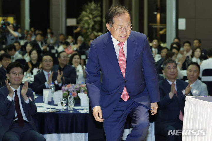 [서울=뉴시스] 최동준 기자 = 홍준표 대구시장이 29일 서울 영등포구 공군호텔에서 열린 새미준 정기세미나 초청강연을 위해 단상으로 향하고 있다. 2024.05.29. photocdj@newsis.com