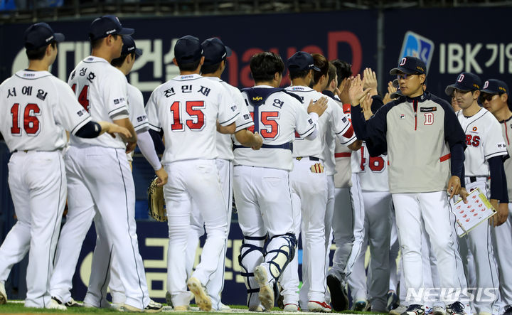 [서울=뉴시스] 이영환 기자 = 두산 베어스는 7일 잠실구장에서 열린 '2024 신한 쏠뱅크 KBO리그' KIA와의 홈경기에서 승리했다. 사진은 지난 5월29일 KT 위즈와의 경기에서 승리한 두산 선수단. 2024.05.29. 20hwan@newsis.com