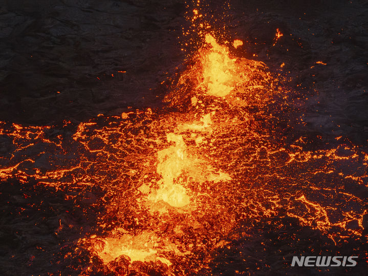 [그린다비크=AP/뉴시스] 지난 5월 29일(현지시각) 아이슬란드 레이캬네스반도 그린다비크의 화산이 폭발해 용암이 분출하고 있다. 2024.08.23.