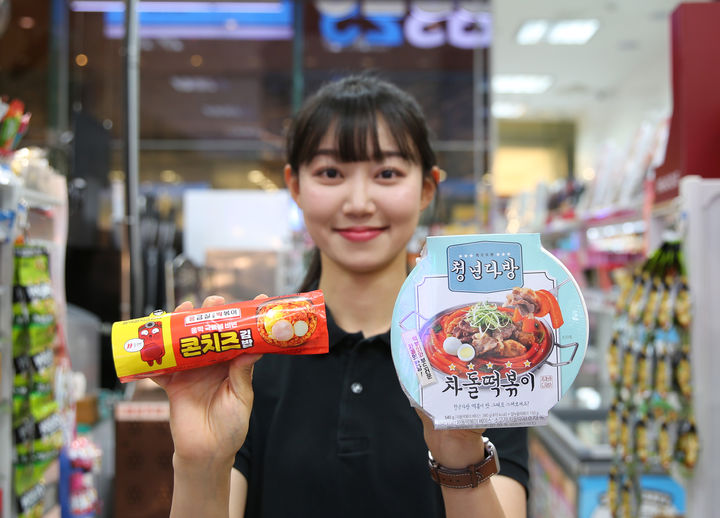 GS25에서 모델이 잘파세대 떡볶이 맛집 IP 컬래버 상품을 들고 포즈를 취하고 있다.(사진=GS25 제공) *재판매 및 DB 금지