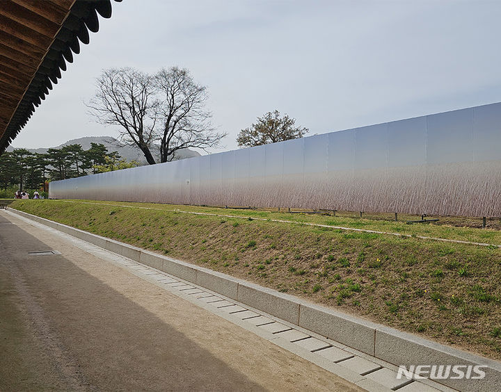 [서울=뉴시스]경복궁 영훈당 권역 복원공사 현장에 설치된 포스아트 아트펜스 (사진 = 포스코 제공) 2024.05.30 photo@newsis.com