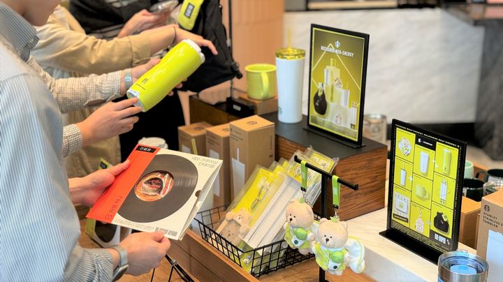 고객들이 NCT와 협업한 굿즈를 살펴보고 있다.(사진=스타벅스 코리아 제공) *재판매 및 DB 금지