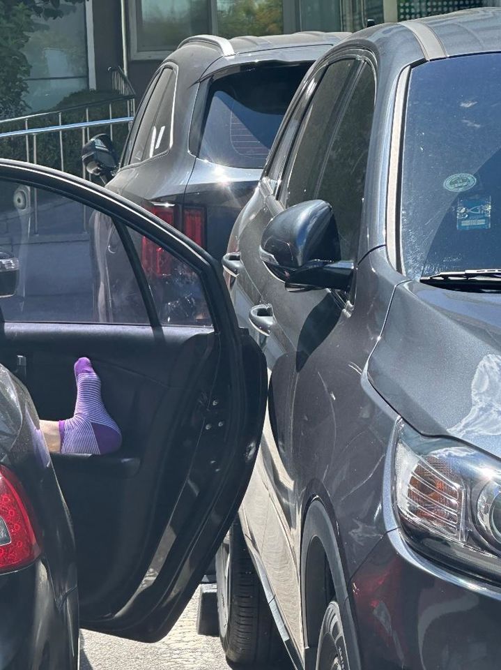 [서울=뉴시스] 분당의 한 병원 주차장에서 차량 뒷좌석 문밖으로 발을 내밀고 잠을 자던 사람이 옆에 주차된 차량에 ‘문콕(차 문을 여닫는 과정에서 다른 자동차의 문을 치거나 긁는 것)’까지 했다는 목격담이 올라왔다. (사진= 보배드림 캡처) *재판매 및 DB 금지