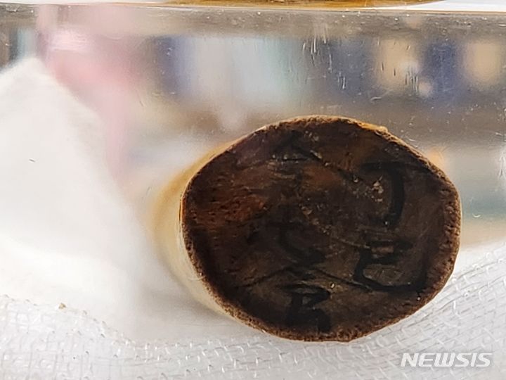 [서울=뉴시스] 묵서명(‘丁巳 今在(花)食’) 목기 (사진=국가유산청 제공) 2024.05.30. photo@newsis.com