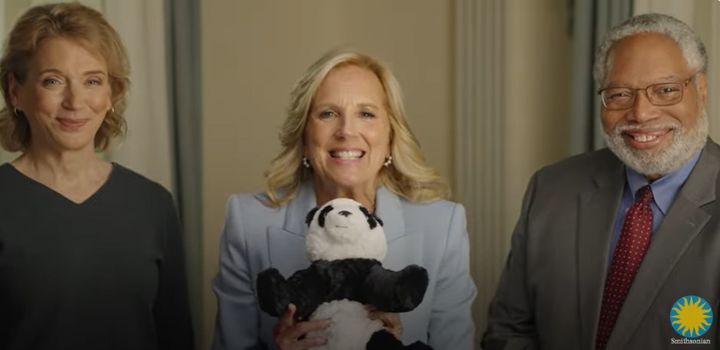 [서울=뉴시스] 미국을 상대로 ‘판다외교’를 재개한 중국이 샌디에이고·샌프란시스코에 이어 연내 워싱턴DC 동물원에 판다 한 쌍을 추가로 보내기로 했다. 스미소니언국립동물원이 게재한 영상을 캡쳐한 사진으로, 미국 영부인 질 바이든(가운데) 로니 번치 스미소니언 총괄(오른쪽), 랜디 스미스 스미소니언국립동물원 국장이 판다 복귀사실을 발표하는 모습. 2024.05.30