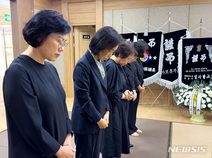 [서울=뉴시스]대한간호협회(간협)는 지난 29일 강원도의 한 부대에서 군기훈련 중 쓰러져 사망한 故 박모 예비 간호사의 빈소를 찾아 고인의 명복을 빌었다고 30일 밝혔다. (사진= 대한간호협회 제공) 2024.05.30. photo@newsis.com. 