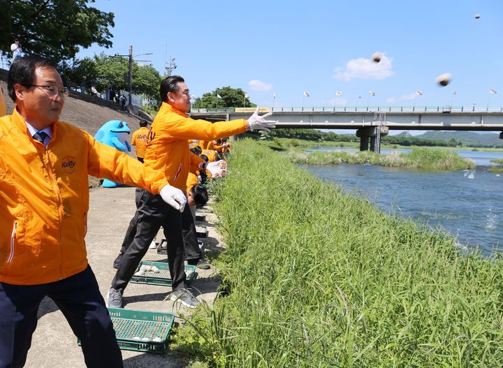 하이트진로는 13일 전북 완주군 만경강에서 김인규 하이트진로 대표, 유희태 완주군 군수 등 임직원들이 참석한 가운데 만경강 환경정화활동을 진행했다. (사진=하이트진로 제공) *재판매 및 DB 금지