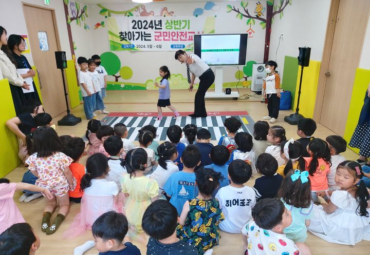 [창녕=뉴시스] 상반기 찾아가는 군민안전교육을 하고 있다. (사진=창녕군 제공) 2024.05.30. photo@newsis.com *재판매 및 DB 금지