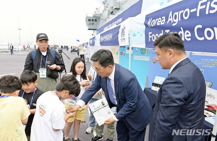 [세종=뉴시스]한국농수산식품유통공사(aT)는 30일 대한민국해군, 대한민국해양연맹과 함께 바다의 날을 기념해 '글로벌 중추 국가를 향한 신해양 강국'을 주제로 대국민 대회를 열고 기후 위기 극복을 위한 탄소중립 실천을 촉구했다.(사진=aT 제공)