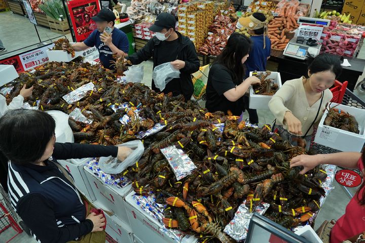 롯데마트 의왕점 수산 매대에서 활 랍스터를 구매하고 있는 고객들의 모습(사진=롯데마트 제공) *재판매 및 DB 금지