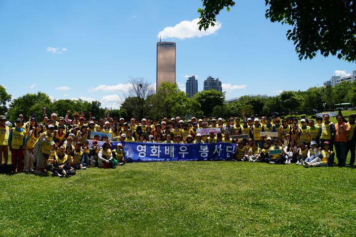 [서울=뉴시스]한국영화배우협회와 함께 한 줍깅활동. 2024.05.30. (사진=서울시 제공) *재판매 및 DB 금지