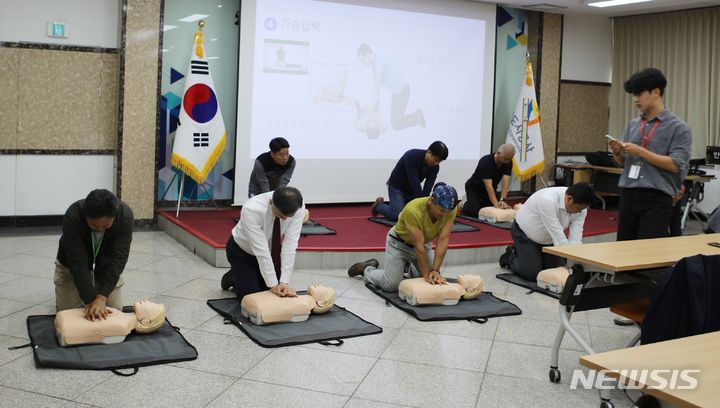 [안산=뉴시스] 지난 5월30일 안산도시공사 소속 직원들이 심폐소생술 교육을 받고 있는 모습 .(사진=안산도시공사 제공)2024.05.30.photo@newsis.com