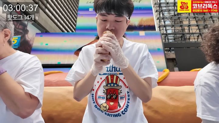 [서울=뉴시스]유튜브 채널 '유노-Yuno'(구독자 약 42만5000명)는 지난 28일 '미국에서 열리는 핫도그 대회에서 유일한 동양인으로 출전하고 왔습니다'라는 제목의 영상을 게재했다. (사진=유노 채널 캡처) 2024.05.31. photo@newsis.com *재판매 및 DB 금지