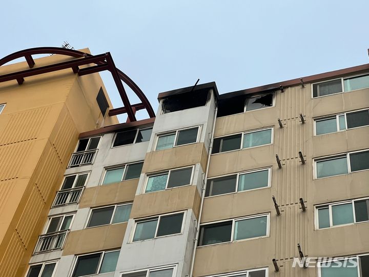 [제주=뉴시스] 30일 오후 제주시 노형동 한 아파트에서 화재가 발생해 소방당국이 진화에 나서고 있다. (사진=제주소방안전본부 제공) 2024.05.30. photo@newsis.com