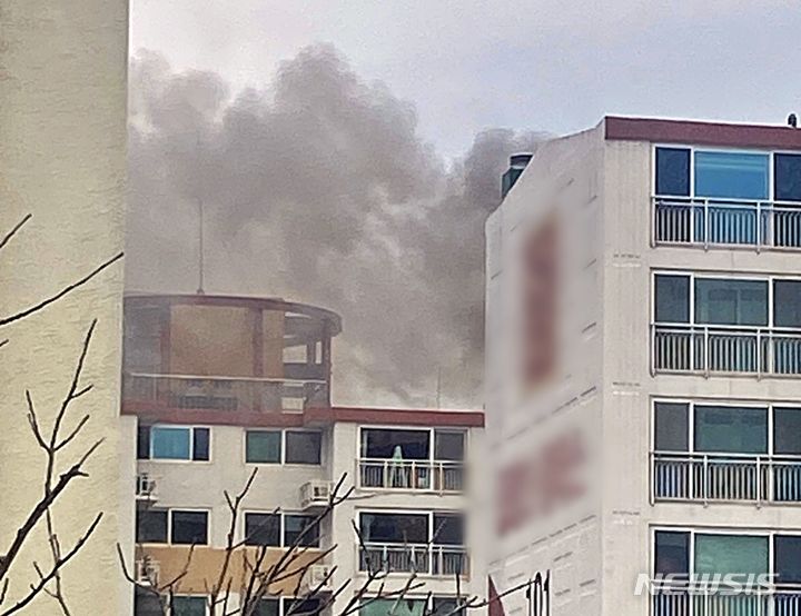 [제주=뉴시스] 30일 오후 제주시 노형동 한 아파트 11층에서 화재가 발생했다. (사진=독자 제공) 2024.05.30. photo@newsis.com