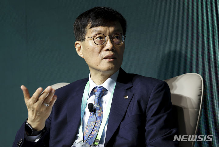 [서울=뉴시스] 정병혁 기자 = 이창용 한국은행 총재가 30일 서울 중구 한국은행에서 열린 2024 BOK 컨퍼런스에서 정책대담을 하고 있다. 2024.05.30. jhope@newsis.com