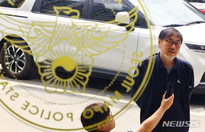 [서울=뉴시스] 황준선 기자 = 김순환 서민민생대책위원회(서민위) 사무총장이 30일 오전 서울 마포경찰서에서 배우 고(故) 이선균의 소속사 호두앤유엔터테인먼트에 대한 피의사실공표 등 혐의 고발인 조사에 출석하며 입장을 밝히고 있다. 2024.05.30. hwang@newsis.com