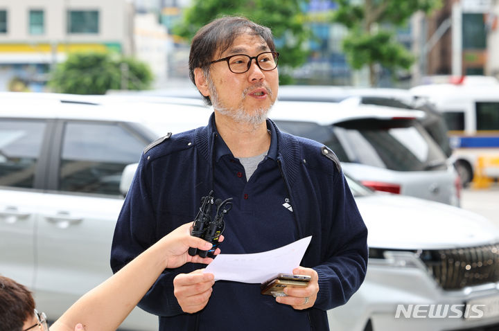 [서울=뉴시스] 황준선 기자 = 김순환 서민민생대책위원회(서민위) 사무총장이 30일 오전 서울 마포경찰서에서 배우 고(故) 이선균의 소속사 호두앤유엔터테인먼트에 대한 피의사실공표 등 혐의 고발인 조사에 출석하며 입장을 밝히고 있다. 2024.05.30. hwang@newsis.com