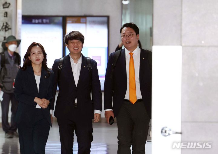 [서울=뉴시스] 고승민 기자 = 개혁신당 이준석, 천하람, 이주영 의원이 30일 서울 여의도 국회 의원회관 사무실로 등원하고 있다. 2024.05.30. kkssmm99@newsis.com