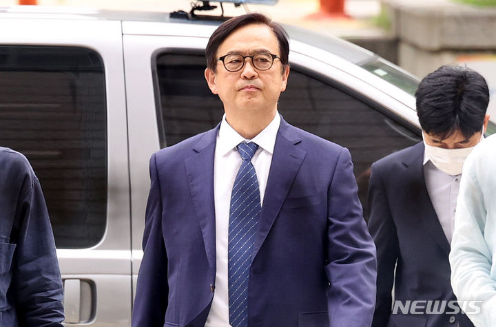 [서울=뉴시스] 추상철 기자 = 서울고법 형사3부(부장판사 이승한)는 27일 부정경쟁방지법 및 영업비밀보호에 관한 법률 위반(영업비밀누설 등) 혐의로 기소된 안 전 부사장의 항소심에서 원심과 같은 징역 3년을 선고했다. 재판부는 안 전 부사장의 보석을 취소하고 그를 법정구속했다. 사진은 안 전 부사장이 지난 2024년 5월 30일 오전 서울 서초구 서울중앙지방법원에서 '삼성전자 내부 기밀자료 불법 취득' 혐의와 관련 구속 전 피의자 심문(영장실질심사)에 출석하는 모습. 2026.10.27. scchoo@newsis.com