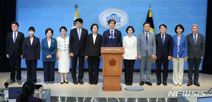 [서울=뉴시스] 조성우 기자 = 조국(왼쪽 일곱 번째) 조국혁신당 대표와 의원들이 제22대 국회 임기 시작일인 30일 오전 서울 여의도 국회 소통관에서 의정 활동 계획을 밝히는 기자회견을 하고 있다. 2024.05.30. xconfind@newsis.com