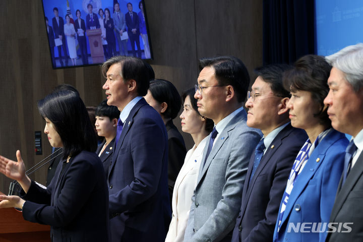 [서울=뉴시스] 조성우 기자 = 조국(왼쪽 두 번째) 조국혁신당 대표와 의원들이 제22대 국회 임기 시작일인 30일 오전 서울 여의도 국회 소통관에서 의정 활동 계획을 밝히는 기자회견을 하고 있다. 2024.05.30. xconfind@newsis.com