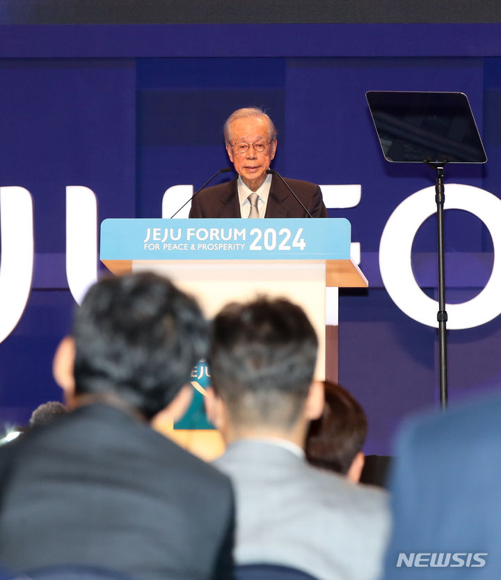 [서귀포=뉴시스] 우장호 기자 = 후쿠다 야스오 전 일본 총리가 2024년 5월 30일 제주국제컨벤션센터(ICC) 탐라홀에서 열린 제19회 평화와 번영을 위한 제주포럼 개회식에서 기조연설을 하고 있다. 2026.10.27. woo1223@newsis.com