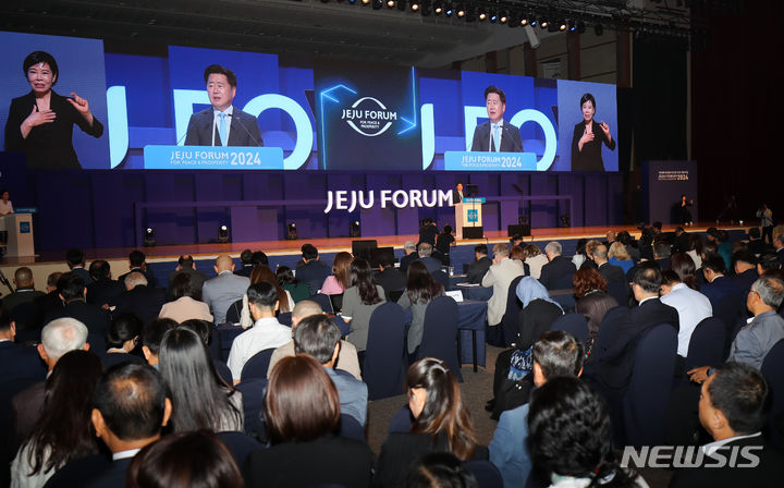 [서귀포=뉴시스] 우장호 기자 = 오영훈 제주특별자치도지사가 30일 오전 제주국제컨벤션센터(ICC) 탐라홀에서 열린 제19회 평화와 번영을 위한 제주포럼 개회식에서 개회사를 하고 있다. 2024.05.30. woo1223@newsis.com