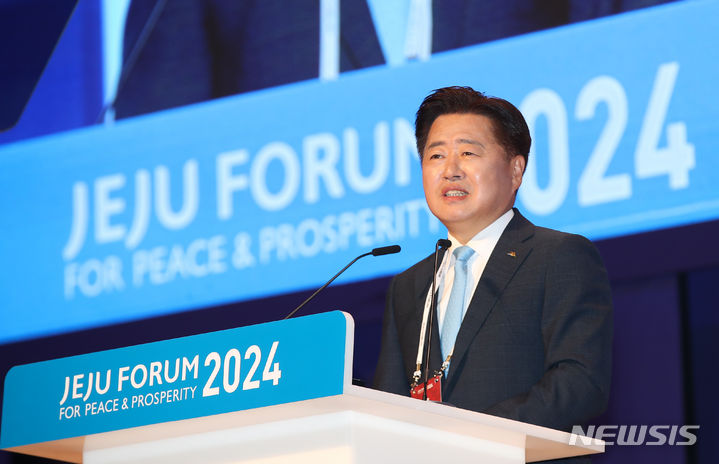 [서귀포=뉴시스] 우장호 기자 = 오영훈 제주특별자치도지사가 30일 오전 제주국제컨벤션센터(ICC) 탐라홀에서 열린 제19회 평화와 번영을 위한 제주포럼 개회식에서 개회사를 하고 있다. 2024.05.30. woo1223@newsis.com