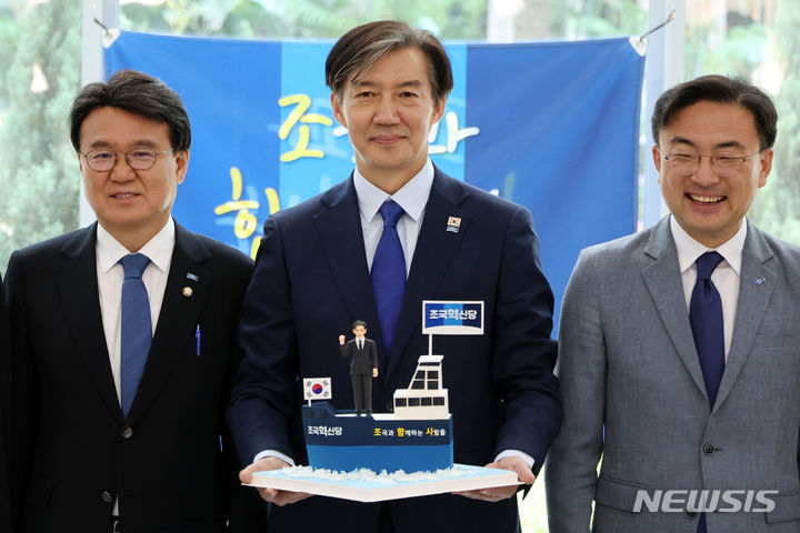 [서울=뉴시스] 조성우 기자 = 조국 조국혁신당 대표와 의원들이 제22대 국회 임기 시작일인 30일 오전 서울 여의도 국회 소통관에서 기자회견을 마친 뒤 지지자들이 준비한 케이크와 함께 포즈를 취하고 있다. 2024.05.30. xconfind@newsis.com