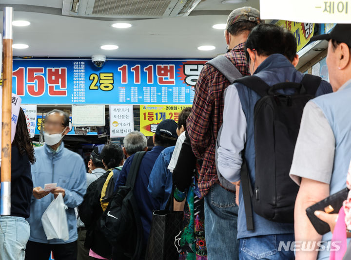 [서울=뉴시스] 김근수 기자 = 지난달 30일 오전 서울 시내의 한 복권방이 복권을 사려는 시민들로 붐비고 있다. 통계청 가계동향조사 마이크로데이터를 분석한 결과 지난 1분기 로또·연금복권·경마·경륜 등의 복권을 구매한 가구는 221만2천가구로 조사 대상 가구(2천183만4천가구)의 10.1%를 차지해 5년간 가장 큰 비중을 차지했다. 2024.05.30. ks@newsis.com