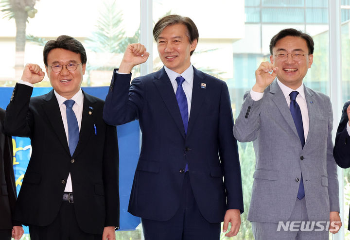 [서울=뉴시스] 조성우 기자 = 조국(가운데) 조국혁신당 대표와 의원들이 제22대 국회 임기 시작일인 30일 오전 서울 여의도 국회 소통관에서 기자회견을 마친 뒤 포즈를 취하고 있다. 2024.05.30. xconfind@newsis.com