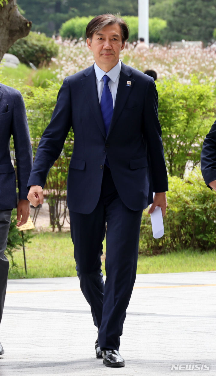 [서울=뉴시스] 조성우 기자 = 조국 조국혁신당 대표가 제22대 국회 임기 시작일인 30일 오전 서울 여의도 국회 소통관에서 의정 활동 계획을 밝히는 기자회견을 하기 위해 들어서고 있다. 2024.05.30. xconfind@newsis.com