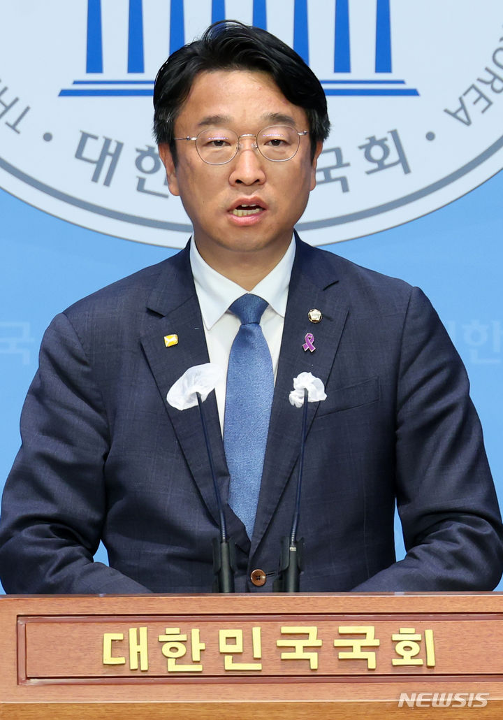 [서울=뉴시스] 조성우 기자 = 이용우 더불어민주당 의원이 제22대 국회 임기 시작일인 30일 오전 서울 여의도 국회 소통관에서 노란봉투법 발의 기자회견을 하고 있다. 2024.05.30. xconfind@newsis.com