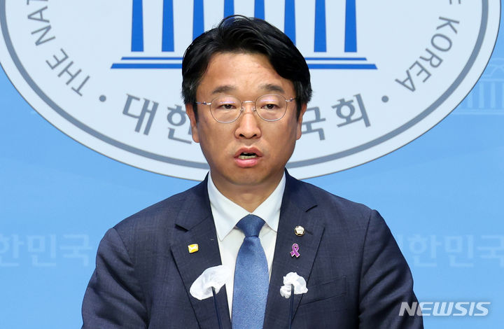 [서울=뉴시스] 조성우 기자 = 이용우 더불어민주당 의원이 제22대 국회 임기 시작일인 30일 오전 서울 여의도 국회 소통관에서 노란봉투법 발의 기자회견을 하고 있다. 2024.05.30. xconfind@newsis.com