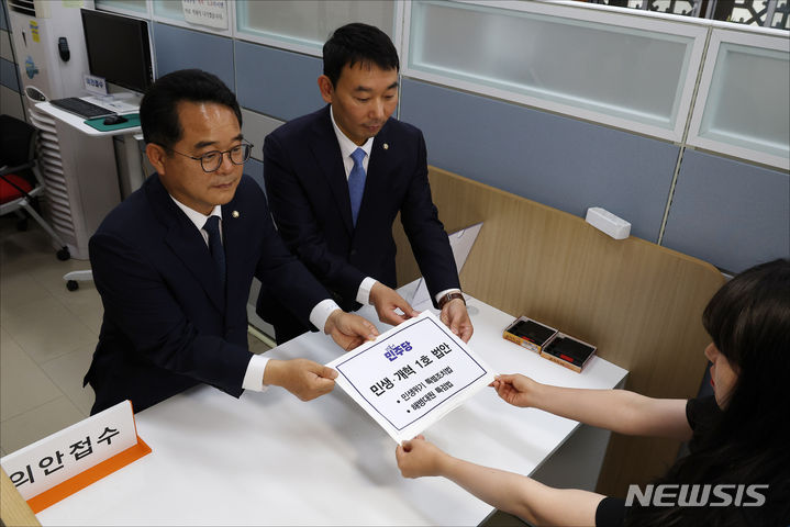 [서울=뉴시스] 권창회 기자 = 김용민(오른쪽) 더불어민주당 원내정책수석부대표와 민병덕 정책위 수석부의장이 30일 오후 서울 여의도 국회 의안과에서 민생·개혁 1호 법안(민생위기 특별조치법, 해병대원 특검법)을 제출하고 있다. (공동취재) 2024.05.30. photo@newsis.com