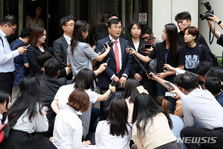 [서울=뉴시스] 추상철 기자 = 노소영 아트센터 나비 관장 측 법률대리인인 김기정 변호사가  30일 오후 서울 서초구 서울고등법원에서 열린 '최태원 SK그룹 회장과 노소영 관장의 이혼소송 항소심 선고 공판'을 마친 후 취재진의 질문에 답변하고 있다. 이날 서울고법 가사2부는 최태원 회장이 노소영 관장에게 재산분할로 1조 3808억원을 지급하라고 판결했다. 2024.05.30. scchoo@newsis.com