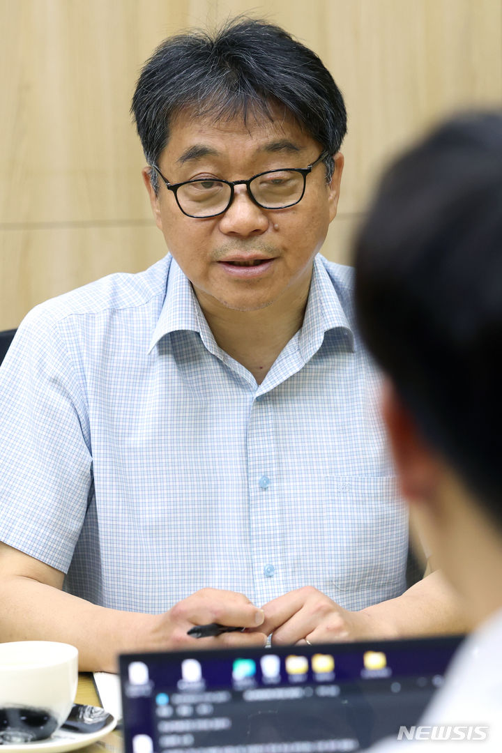 [서울=뉴시스] 박진희 기자 = 김일환 국립한글박물관 관장이 지난달 30일 서울 용산구 한글박물관장실에서 인터뷰를 하고 있다. 2024.06.01. pak7130@newsis.com