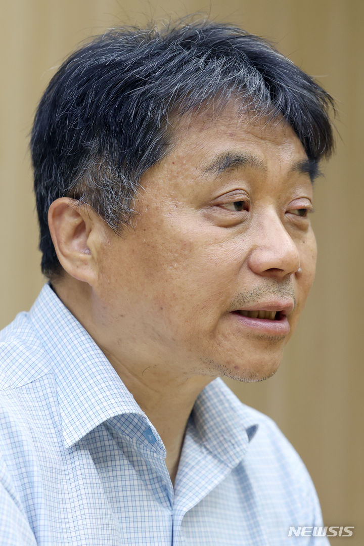 [서울=뉴시스] 박진희 기자 = 김일환 국립한글박물관 관장이 지난달 30일 서울 용산구 한글박물관장실에서 인터뷰를 하고 있다. 2024.06.01. pak7130@newsis.com