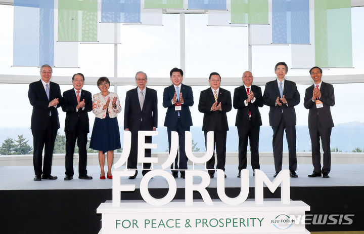 [서귀포=뉴시스] 우장호 기자 = 30일 제주 서귀포시 제주국제컨벤션센터(ICC)에서 '제19회 평화와 번영을 위한 제주포럼' 개회식에 앞서 주요 참석자들이 기념촬영하고 있다. 왼쪽부터 김성환 전 외교부 장관, 유명환 전 외교부 장관, 레베카 파티마 산타 마리아 APEC 사무국장, 후쿠다 야스오 전 일본 총리, 오영훈 제주특별자치도지사, 까으 끔 후은 아세안 사무총장, 에미그디오 P. 딴왓꼬 필리핀 하원 외교위원회 부위원장, 윤병세 전 외교부 장관, 강영훈 제주평화연구원장. 2024.05.30. woo1223@newsis.com