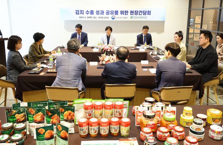 [서울=뉴시스] 송미령 농림축산식품부 장관이 30일 서울 인사동 뮤지엄김치간에서 열린 김치 수출 성과 공유를 위한 현장간담회에 참석해 참석자들의 의견을 청취하고 있다. (사진=농림축산식품부 제공) 2024.05.30. photo@newsis.com *재판매 및 DB 금지